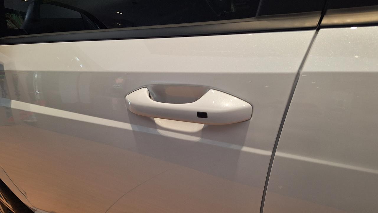 Mobil Mengeluarkan Setrum