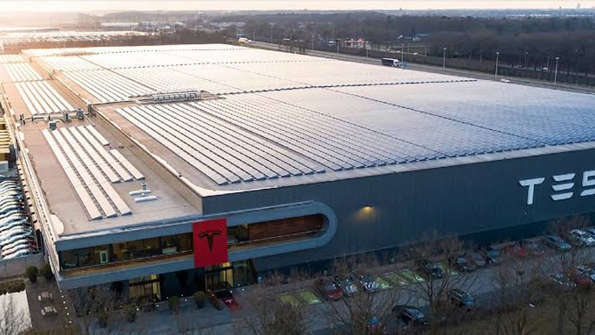 Tesla Terseret Konflik Global